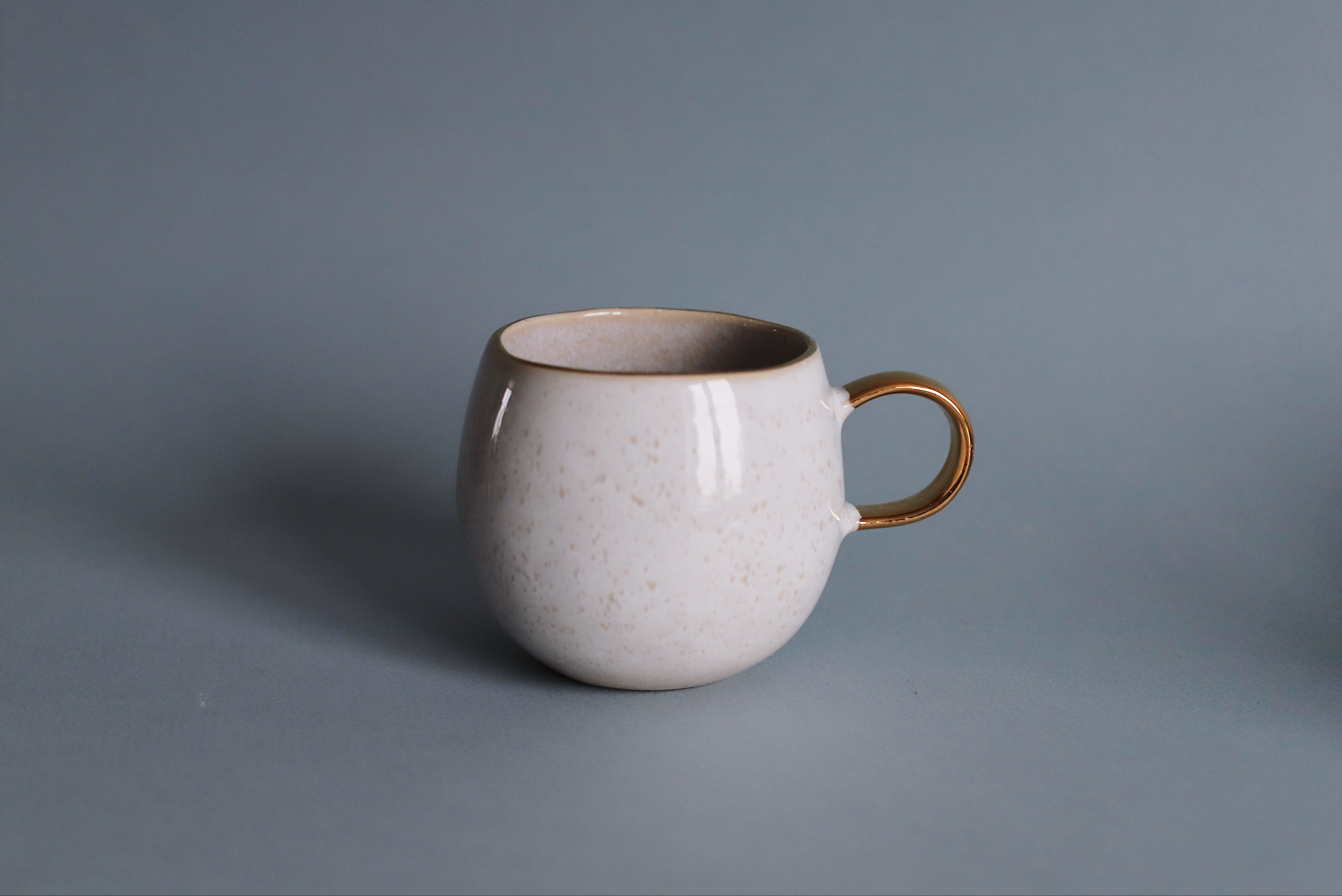 бокалы для пива. кружечка светлого. кружечка светлого. глиняная кружка светлая. стакан пива.